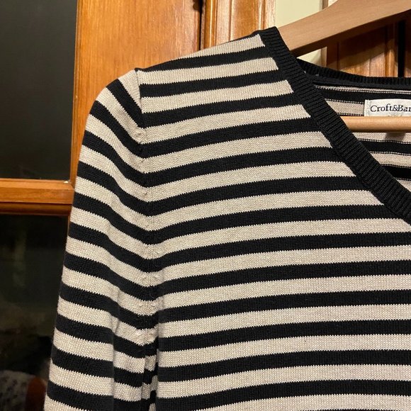 Croft & Barrow Long Sleeve black and cream Striped V-Neck Sweater, size L - Picture 3 of 5